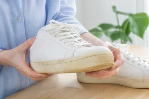 chaussure blanche jaunie